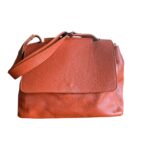 Lavorazione artigianal borsa in pelle aracione