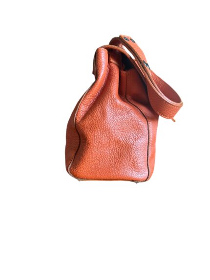 Lavorazione artigianal borsa in pelle aracione