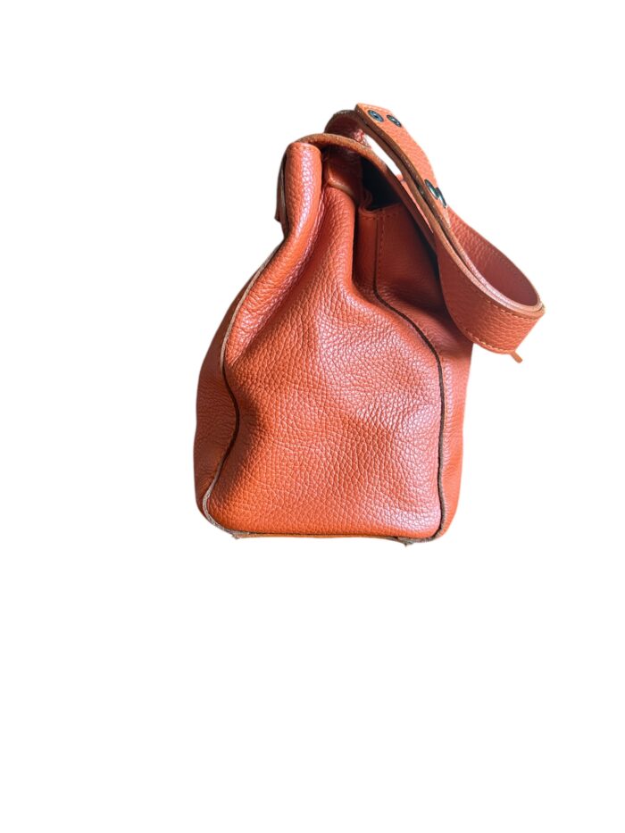 Lavorazione artigianal borsa in pelle aracione