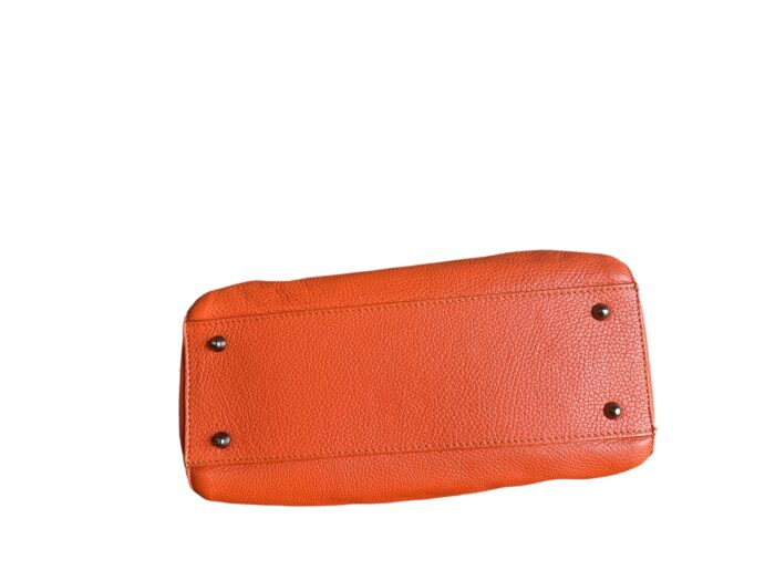 Lavorazione artigianal borsa in pelle aracione