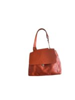 Lavorazione artigianal borsa in pelle aracione