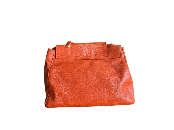 Lavorazione artigianal borsa in pelle aracione